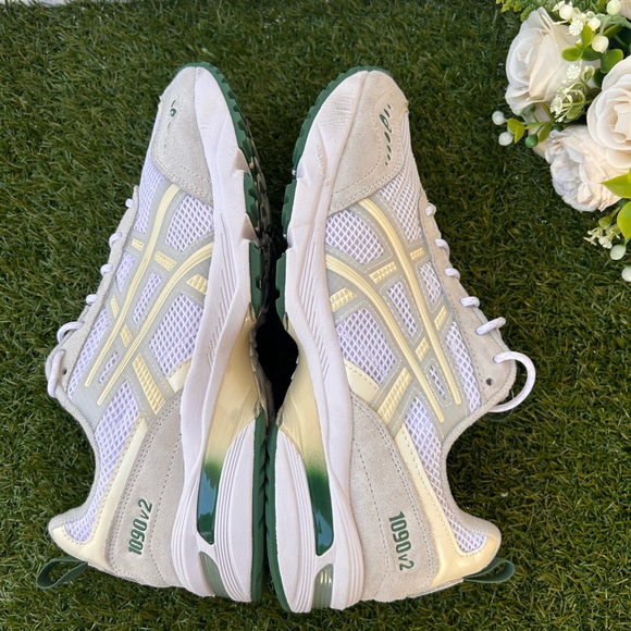 ASICS
WOMEN GEL-1090 V2
RUNNING SHOE size 11 men 9 gently used COLOR:WHITE/green - Picture 12 of 14